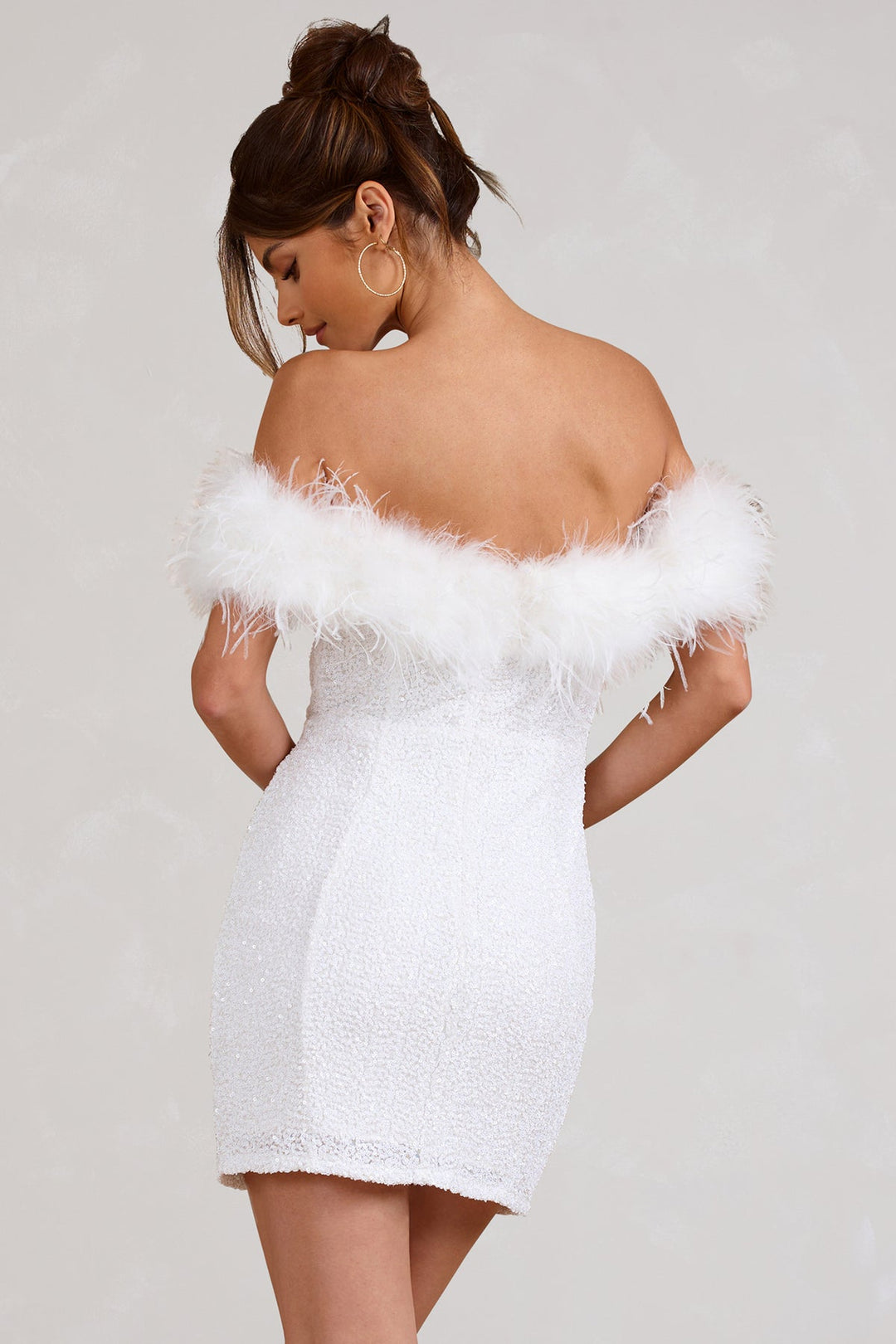 Modeva | Robe à pailettes avec plumes